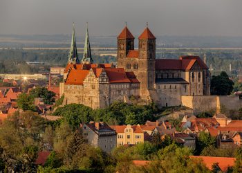 Blick auf das Schloss und die Stiftskirche von Quedlinburg Blick auf das Schloss und die Stiftskirche von Quedlinburg